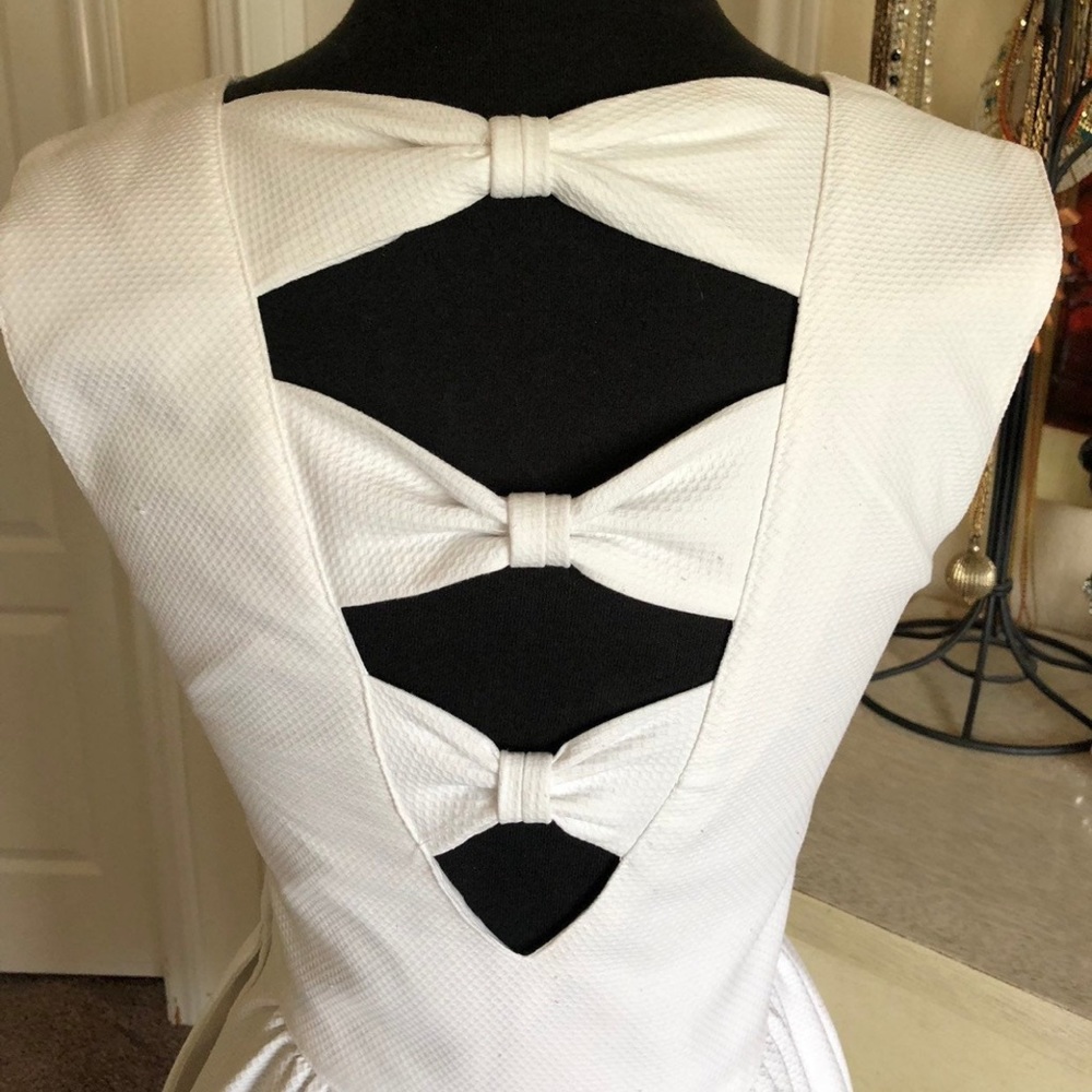 True Vintage White Lanz Fitted Cocktail Sun Dress with Lovely Cutout Back Detail - Picture 6 of 8